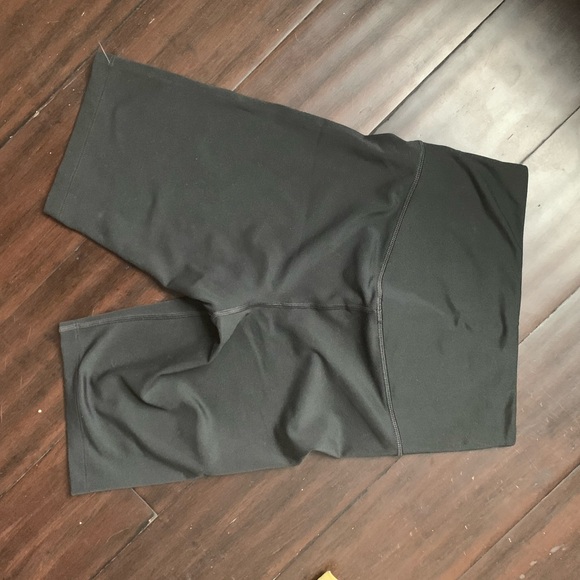 Girlfriend collective black FLOAT bike short - Picture 4 of 5